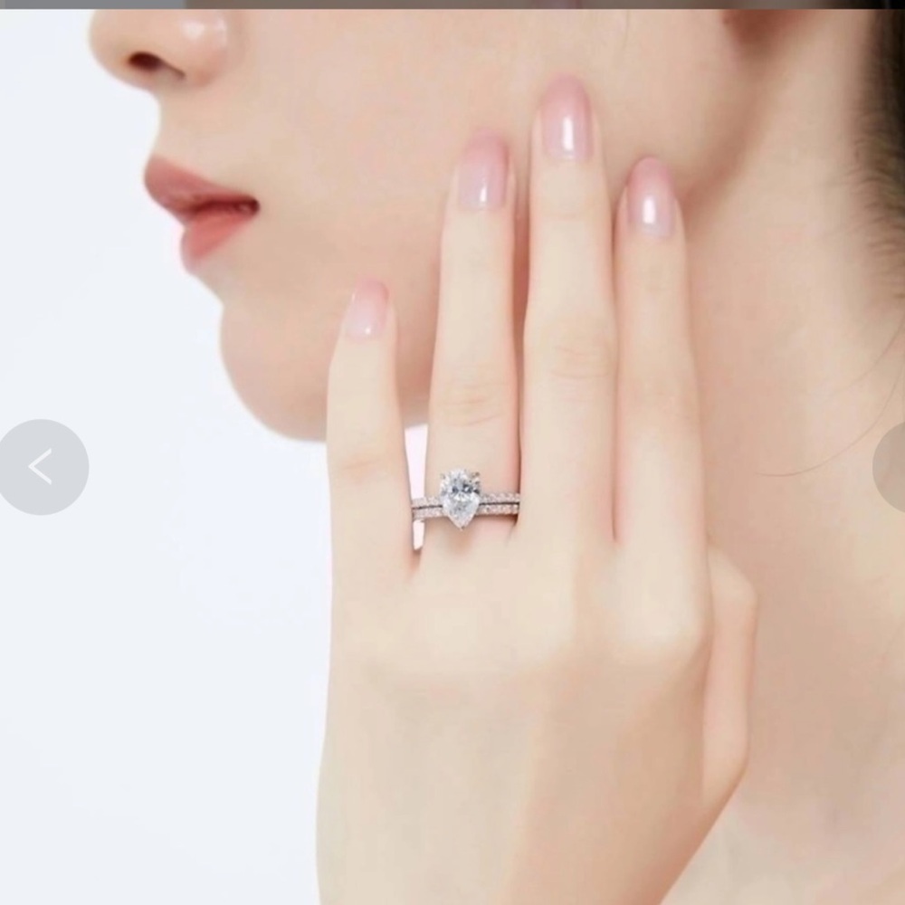 Elegant Water Drop Style Silver Ring with Clear Gemstone - NWOT